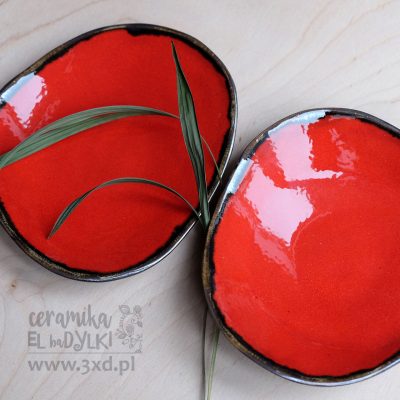 owalne czerwone talerzyki deserowe ręcznie robione