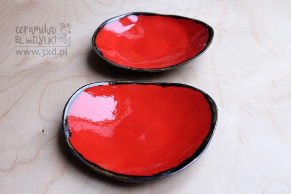 owalne czerwone talerzyki deserowe ręcznie robione