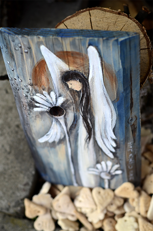 Anioł Dobrego Słowa namlowany na naturalnym drewnie z wykorzystaniem jego formy oraz rysunku słojów i układu sęków| Angel painted on wood