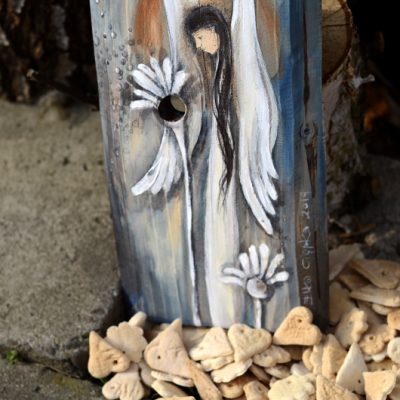 | Angel painted on woodAnioł Dobrego Słowa namlowany na naturalnym drewnie z wykorzystaniem jego formy oraz rysunku słojów i układu sęków