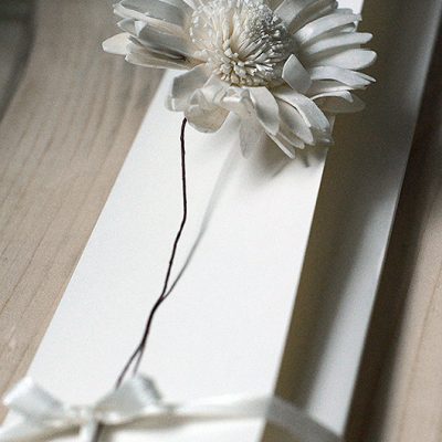Zaproszenia ślubne - MARGERYTKOWY CZAR | Ręcznie robione z przestrzenną margerytką | Przewiązane atłasową wstążeczką w wybranym kolorze
