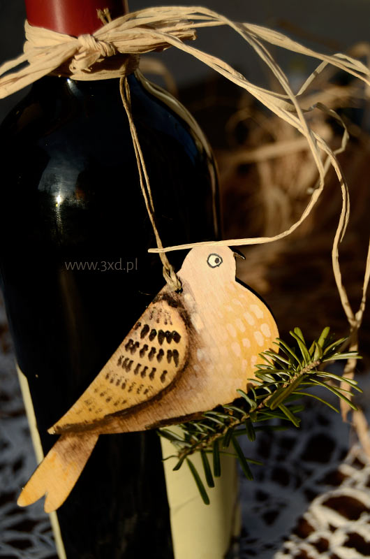 Ptaszek Wróblowaty - ozdoba i upominek ręcznie malowany jako dekoracja butelki z winem