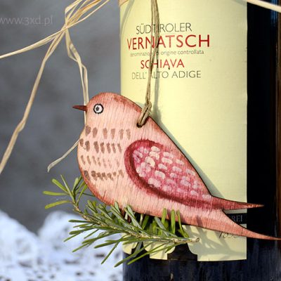 Ptaszek Różowiaczek - ozdoba i upominek ręcznie malowany jako dekoracja butelki wina