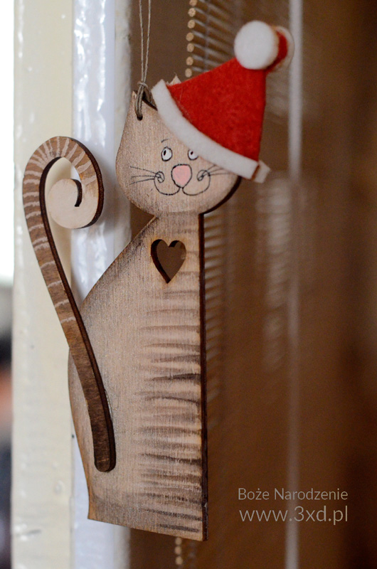 Kot świąteczny w czapce mikołajowej - upominek na święta