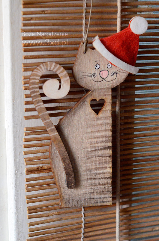 Kot świąteczny w czapce mikołajowej - upominek na święta