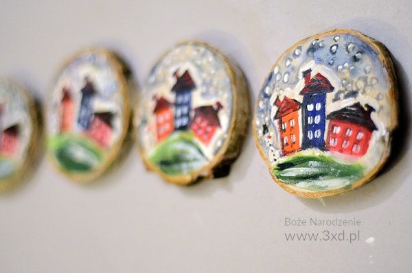 Drobny upominek z bałwankiem i domkami w zimowej szacie ręcznie malowanymi na krążku brzozowym