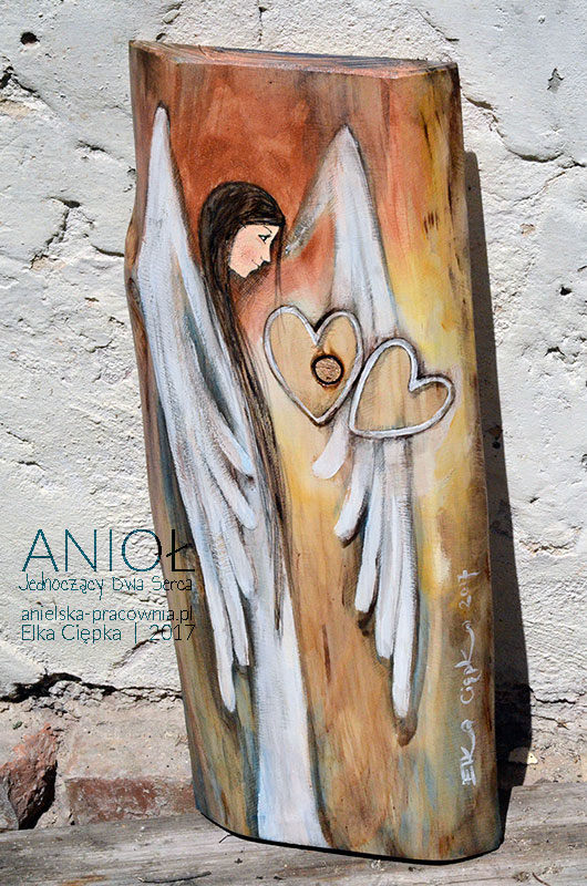 Anioł Jednoczący Dwa Serca może symbolicznie połączyć serca narzeczonych, małżonków lub osób, do tej pory, odległych od siebie