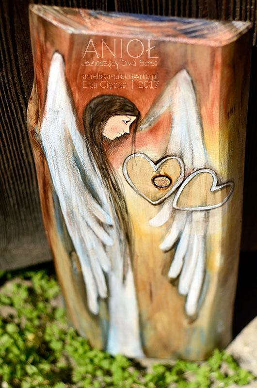 Anioł Jednoczący Dwa Serca może symbolicznie połączyć serca narzeczonych, małżonków lub osób, do tej pory, odległych od siebie