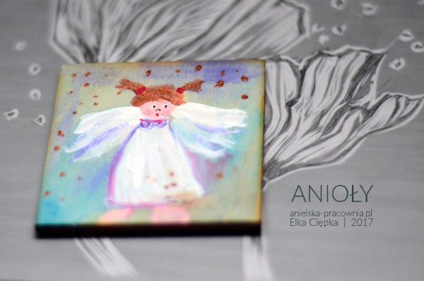 Drobny upominek w formie magnesu na lodówkę z aniołkiem ręcznie malowanym na sklejce brzozowej