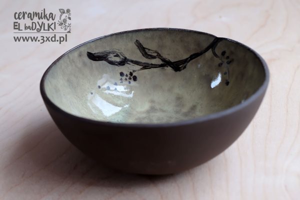 ceramiczna miska ręcznie robiona i zdobiona motywem roślinnym