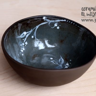 Ręcznie robiona ceramiczna miska z motywem roślinnym