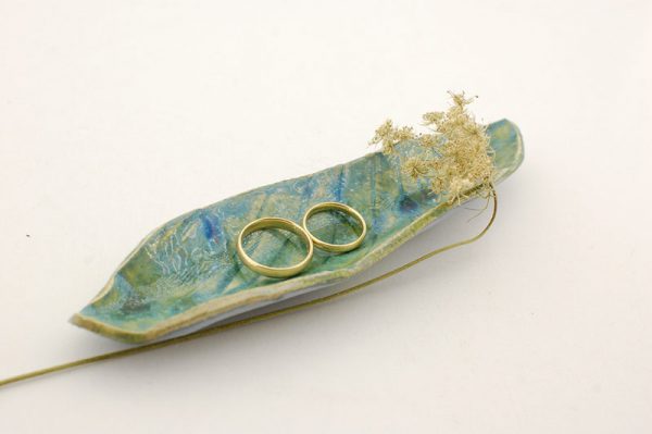 podłużna ceramiczna podstawka na obrączki ślubne